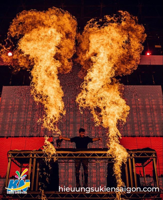 DJ cùng máy phun lửa