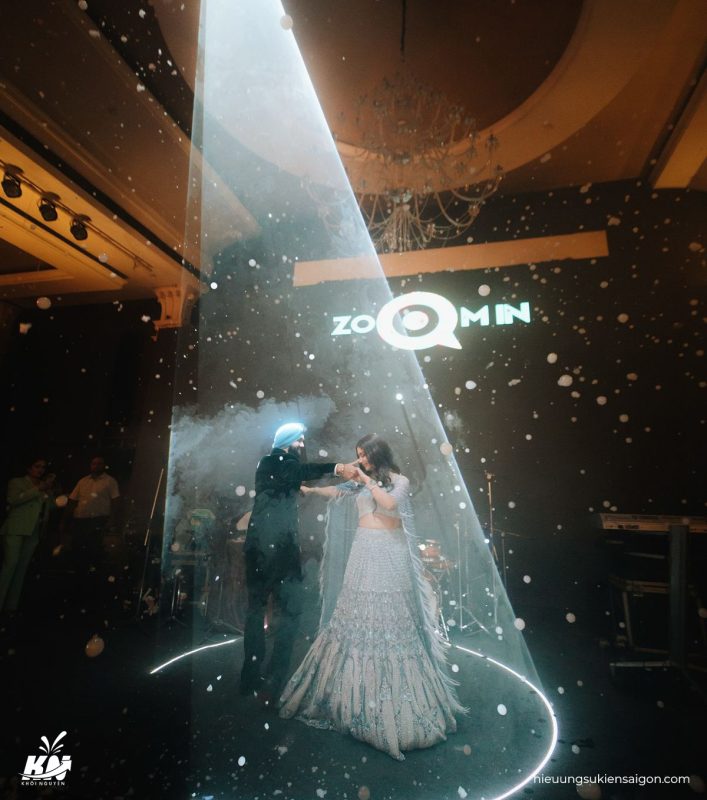 đèn laser kết hợp bong bóng khói